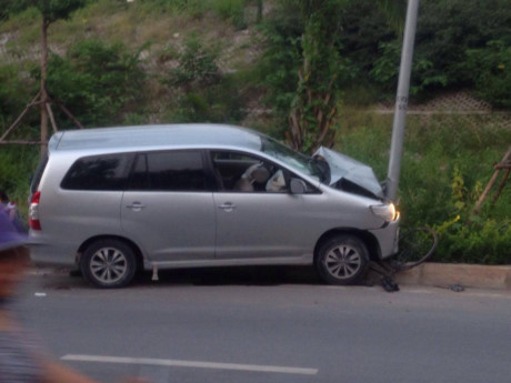 Hà Nội: Lái xe Innova nghi say rượu gây tai nạn liên hoàn, nhiều người nhập viện - Ảnh 1 Ha Noi: Lai xe Innova nghi say ruou gay tai nan lien hoan, nhieu nguoi nhap vien - Anh 1