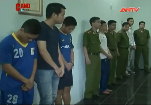 Bán độ, đánh bạc, song Dũng tra tay vào còng