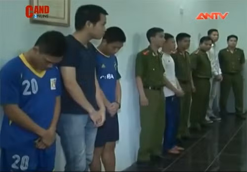 Bán độ, đánh bạc, song Dũng tra tay vào còng