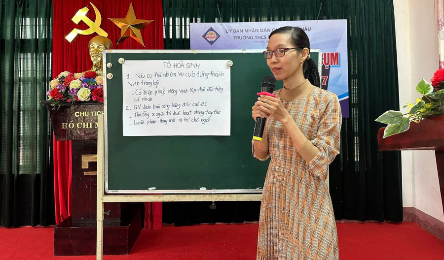 Giáo viên Trường THCS Lê Thánh Tôn trình bày kết quả làm việc nhóm trong chương trình sinh hoạt chuyên đề về công tác chủ nhiệm lớp. Ảnh: NTCC