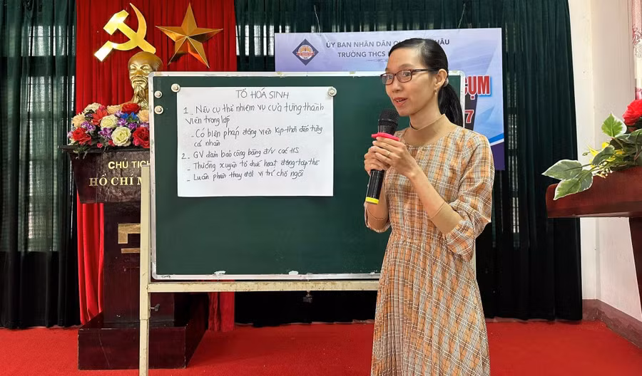 Giáo viên Trường THCS Lê Thánh Tôn trình bày kết quả làm việc nhóm trong chương trình sinh hoạt chuyên đề về công tác chủ nhiệm lớp. Ảnh: NTCC