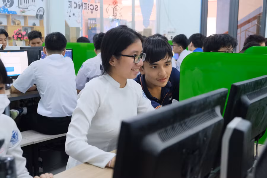 Học sinh Trường THCS – THPT Hai Bà Trưng (quận Tân Bình, TP Hồ Chí Minh) đăng ký thử trên hệ thống. Ảnh: Hồ Phúc