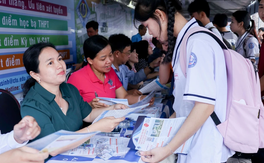 Học sinh lớp 12 tham gia Chương trình tư vấn tuyển sinh tại Trường ĐH Cần Thơ. Ảnh: TG