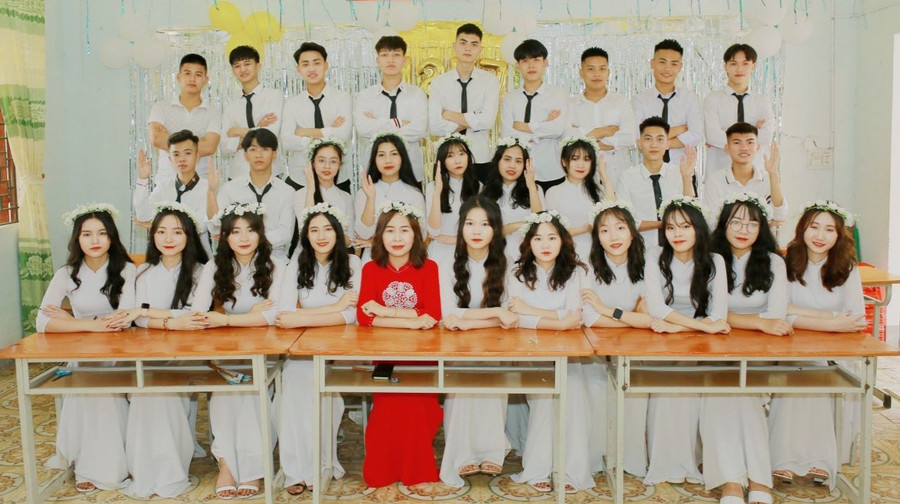 Cô Nguyễn Thị Cẩm Tú, giáo viên dạy môn Lịch sử Trường THCS & THPT DTNT Hà Tĩnh (huyện Hương Khê, tỉnh Hà Tĩnh) cùng học trò. Ảnh: NVCC Cô Nguyễn Thị Cẩm Tú, giáo viên dạy môn Lịch sử Trường THCS & THPT DTNT Hà Tĩnh (huyện Hương Khê, tỉnh Hà Tĩnh) cùng học trò. Ảnh: NVCC