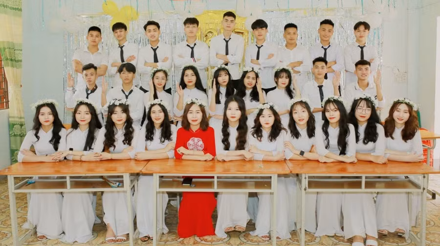 Cô Nguyễn Thị Cẩm Tú, giáo viên dạy môn Lịch sử Trường THCS &amp; THPT DTNT Hà Tĩnh (huyện Hương Khê, tỉnh Hà Tĩnh) cùng học trò. Ảnh: NVCC