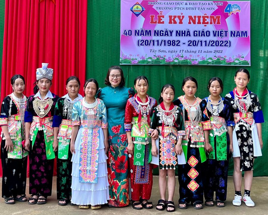 Cô Huyền và học sinh người Mông tại Trường Phổ thông DTBT Tiểu học và THCS Tây Sơn, huyện Kỳ Sơn, Nghệ An. Ảnh: TG
