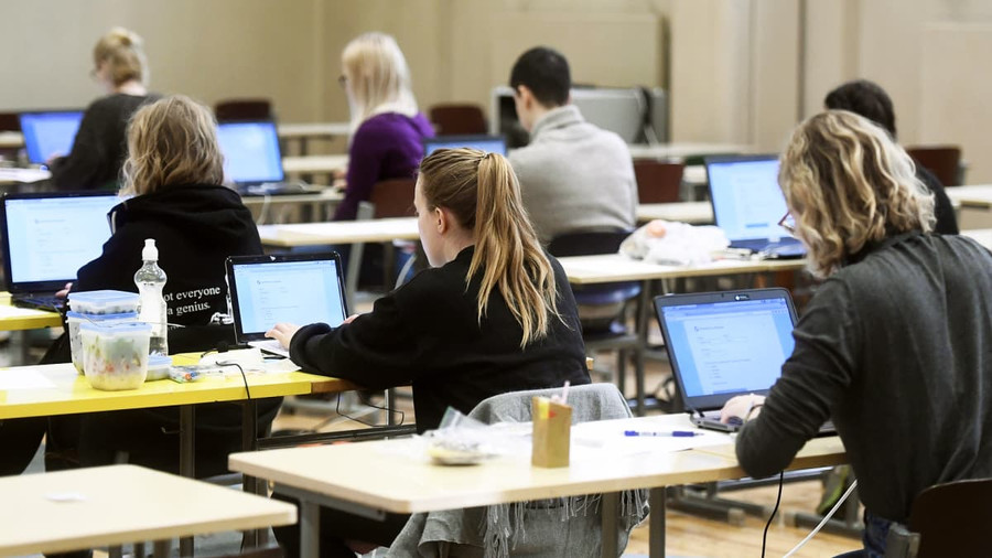 Học sinh Phần Lan làm bài thi tốt nghiệp THPT trên máy tính. Ảnh: INT Học sinh Phần Lan làm bài thi tốt nghiệp THPT trên máy tính. Ảnh: INT