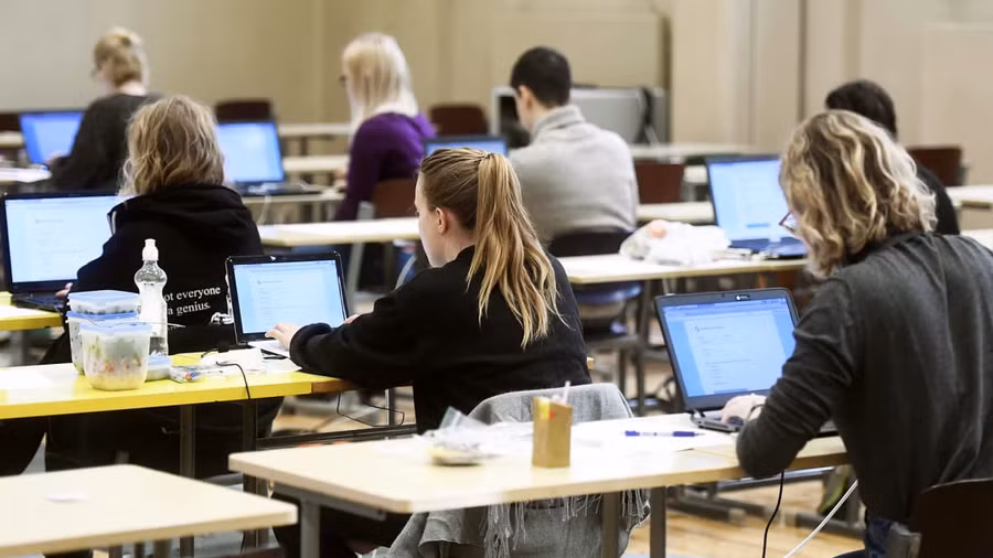 Học sinh Phần Lan làm bài thi tốt nghiệp THPT trên máy tính. Ảnh: INT