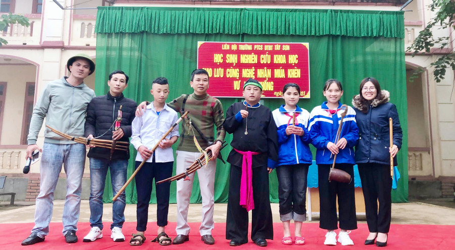 Lên Kỳ Sơn dạy học, cô Huyền trở thành người con của bản làng, am hiểu văn hóa Mông và giáo dục học sinh giữ gìn, phát huy bản sắc dân tộc mình. Ảnh: NVCC