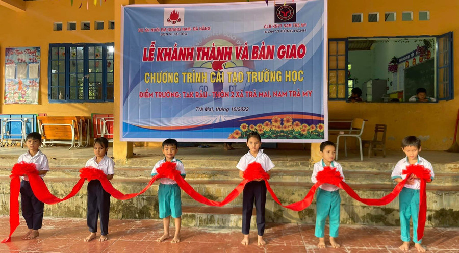 Niềm vui của học sinh điểm trường Tăk Râu (thôn 2, xã Trà Nam, Nam Trà My) trong ngày làm lễ bàn giao công trình cải tạo trường học từ nguồn xã hội hóa. Niềm vui của học sinh điểm trường Tăk Râu (thôn 2, xã Trà Nam, Nam Trà My) trong ngày làm lễ bàn giao công trình cải tạo trường học từ nguồn xã hội hóa.
