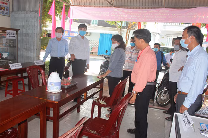 Bí thư Tỉnh ủy Đồng Tháp Lê Quốc Phong (thứ 2 từ trái sang) kiểm tra công tác chuẩn bị bầu cử tại TP Sa Đéc. Ảnh: D. Út.