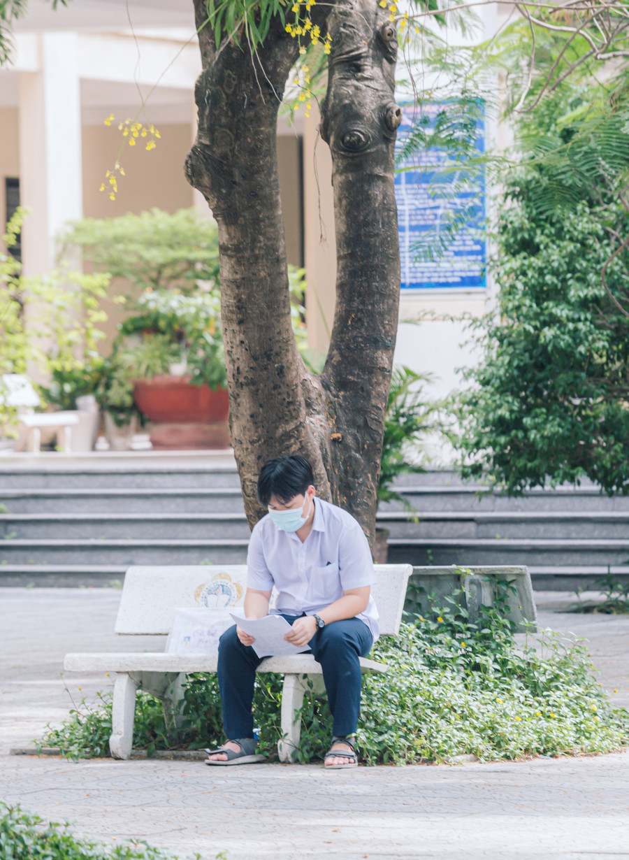 Một thí sinh xem lại bài làm sau giờ thi môn Toán. (Ảnh: Trường THPT Trần Phú). Một thí sinh xem lại bài làm sau giờ thi môn Toán. (Ảnh: Trường THPT Trần Phú).