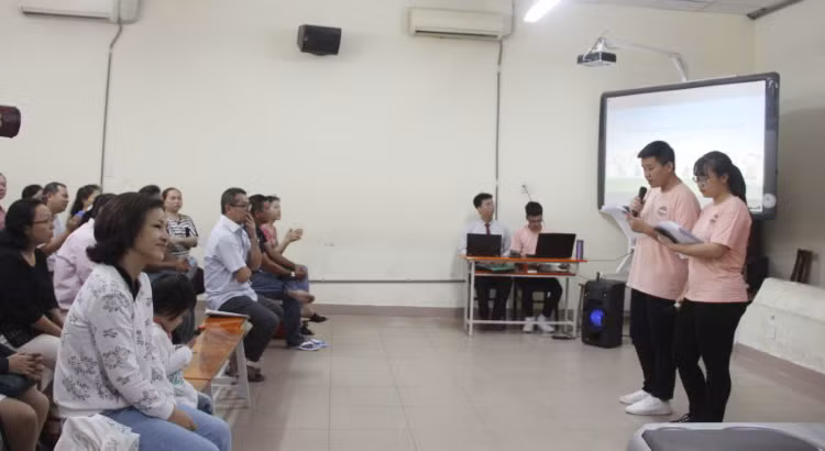 Học sinh Trường THPT Ten Lơ Man (Quận 1 – TPHCM) trong buổi họp phụ huynh đặc biệt. Ảnh: P.Nga