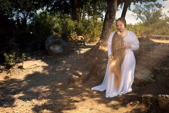 Cô yêu thích các lọn xoăn và cảm giác như được hóa thân thành nàng công chúa trong truyện cổ tích khi nuôi tóc. Bạn trai của Stephanie - Ralph - cũng có quan điểm tương tự. Anh là người chụp ảnh tóc để cô chia sẻ lên mạng xã hội. Ảnh: @loreleys_hairdream.