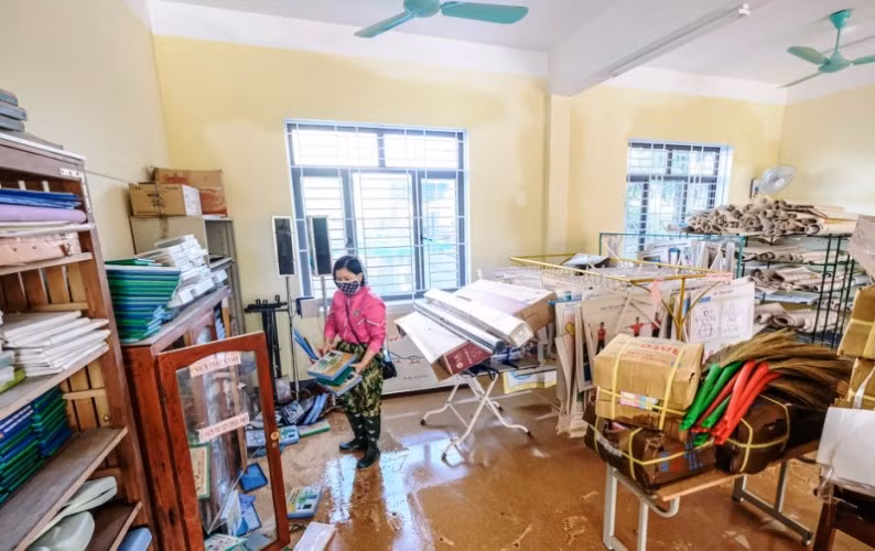 Đồ dùng dạy học, bàn ghế tại Trường Tiểu học Cẩm Quang, huyện Cẩm Xuyên bị hư hỏng.