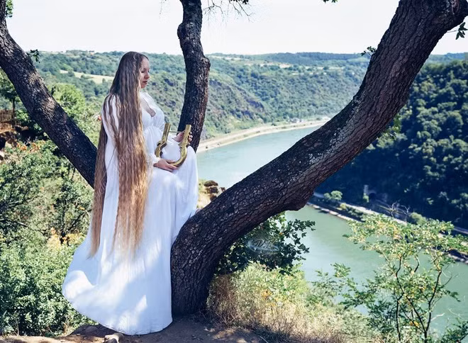 Stephanie Klassen (đến từ Đức) luôn mơ ước sở hữu mái tóc dài. Trước năm 16 tuổi, cô thường phải qua tiệm để cắt ngắn. Sau khi chuyển ra ở riêng, người phụ nữ 32 tuổi quyết tâm thực hiện ước mơ. Ảnh: @loreleys_hairdream.