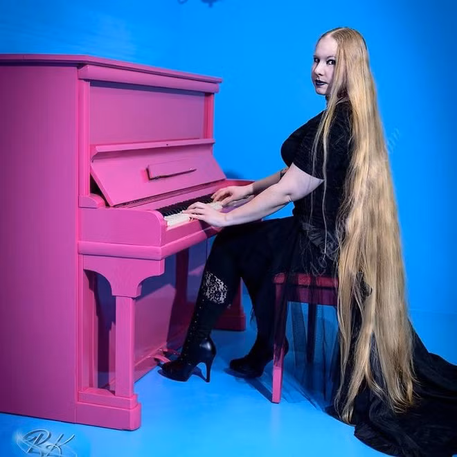 Để có được mái tóc dài, người phụ nữ 32 tuổi mất nhiều công chăm sóc. Stephanie gội đầu với những sản phẩm chuyên dụng 2 lần/tuần. Quá trình này diễn ra trong khoảng một tiếng. Ảnh: @loreleys_hairdream.