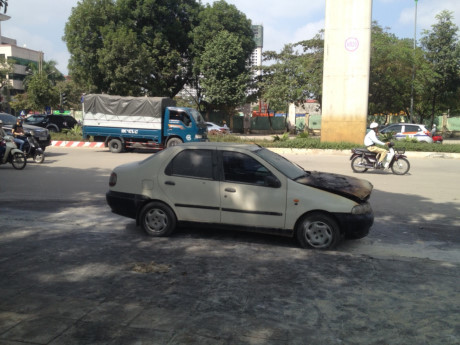 Ô tô đang đang đi bỗng nhiên bốc cháy gần cầu Hà Đông - Ảnh 2 O to dang dang di bong nhien boc chay gan cau Ha Dong - Anh 2