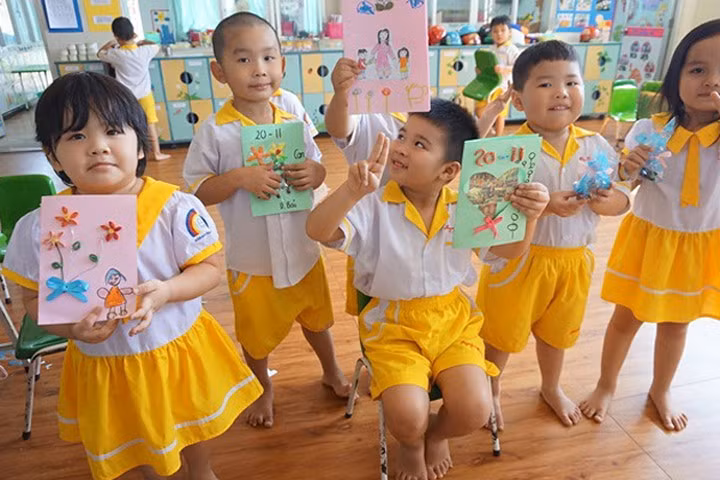 Những món quà tự thiết kế của các bé mầm non dành tặng giáo viên của mình nhân dịp 20/11. Ảnh minh họa