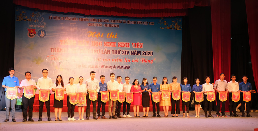 Ban Tổ chức trao cờ lưu niệm cho các đơn vị tham gia hội thi.