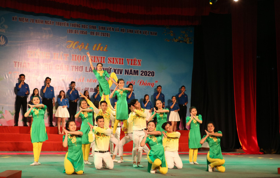 Tiết mục biểu diễn khai mạc tại hội thi.