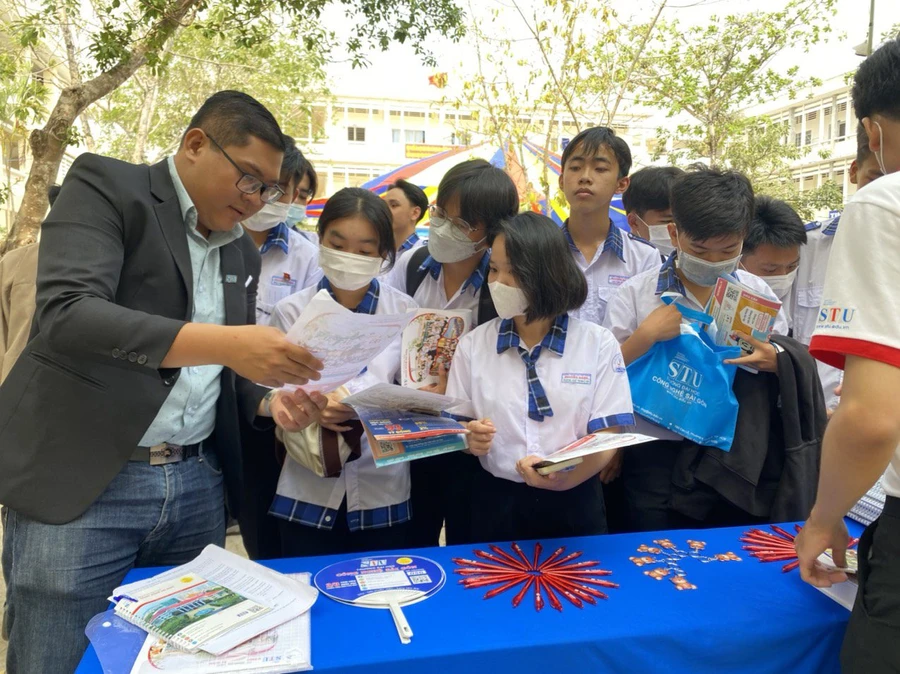 Học sinh tham gia chương trình Tư vấn hướng nghiệp do tỉnh Đoàn kết hợp cùng Sở GD&ĐT Trà Vinh tổ chức. Ảnh: T. Nguyên.