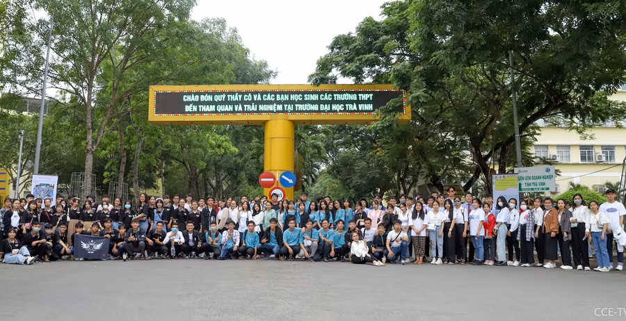 Học sinh lớp 12 đến tham quan, trải nghiệm tại Trường ĐH Trà Vinh.