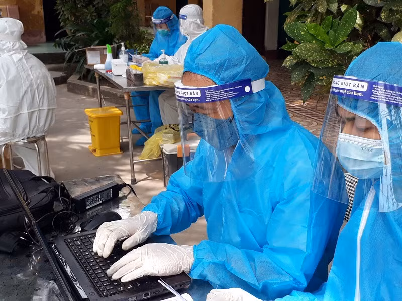 Thầy Nguyễn Văn Thắng (bên phải) tình nguyện tham gia nhập liệu mẫu bệnh phẩm. Ảnh: NVCC