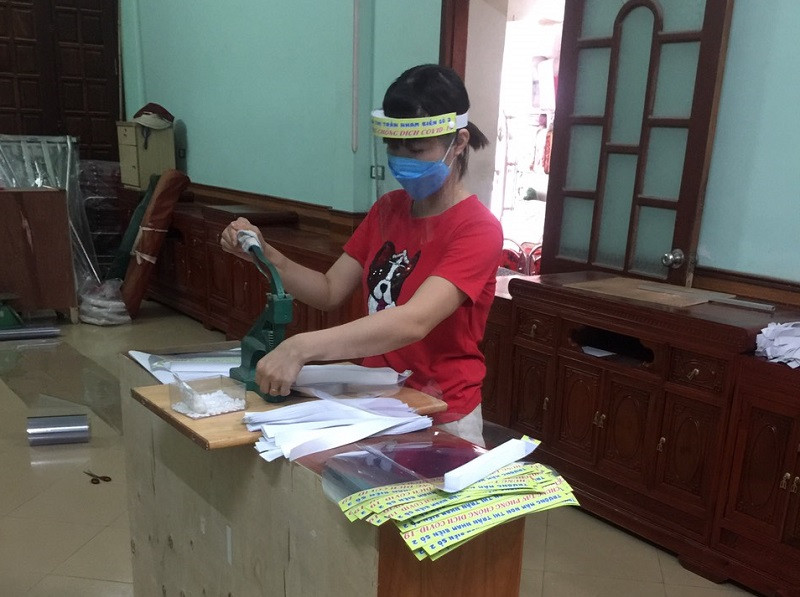 Ngoài việc làm tấm chắn giọt bắt, cô Hoàng Thị Yên còn thiết kế thiết bị “tiếp nước uống” cho đội ngũ y bác sĩ nơi tuyến đầu chống dịch. Ảnh: NVCC Ngoài việc làm tấm chắn giọt bắt, cô Hoàng Thị Yên còn thiết kế thiết bị “tiếp nước uống” cho đội ngũ y bác sĩ nơi tuyến đầu chống dịch. Ảnh: NVCC