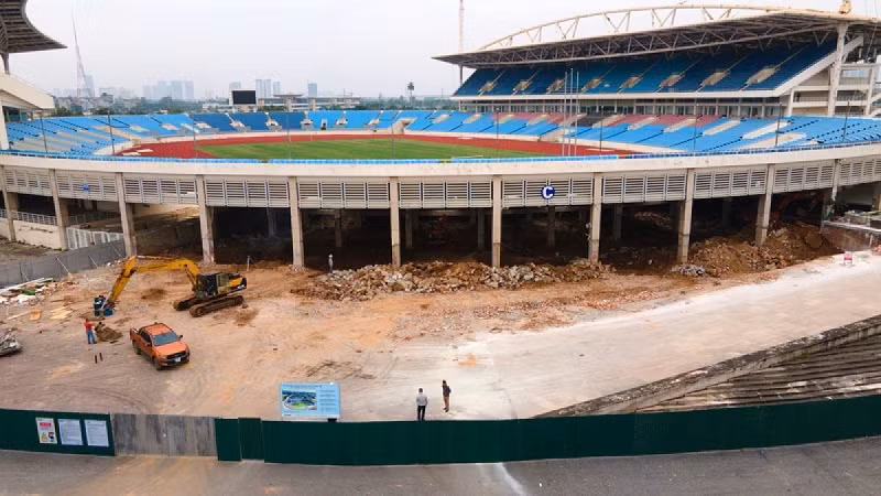 Khu vực khán đài của sân vận động Mỹ Đình đang được sửa chữa, nâng cấp.