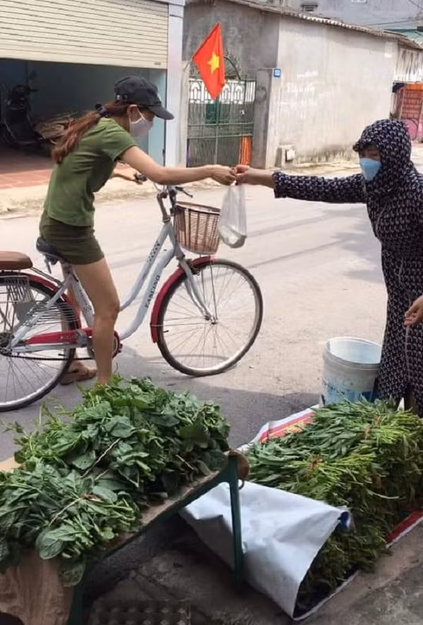 Bìa đậu, mớ rau được chuyển miễn phí cho bà con và công nhân trọ trong tổ dân phố.