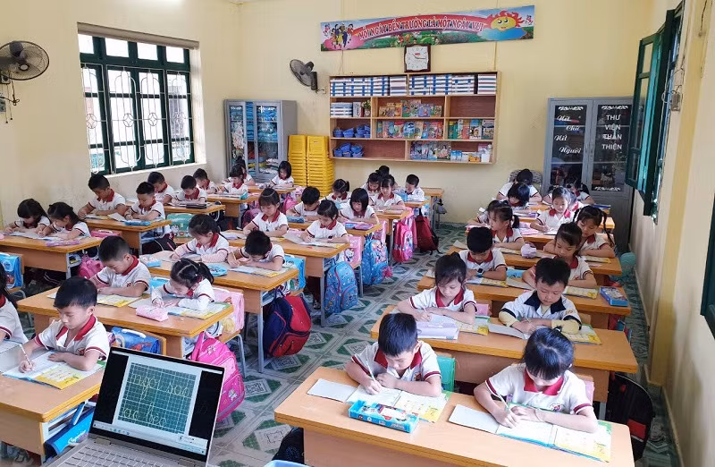 HS lớp 1, Trường Tiểu học Núi Đèo trong giờ tập viết. Ảnh: NTCC