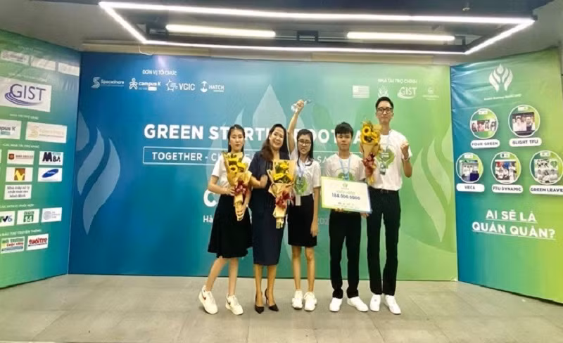 Đại diện Nhóm Green Leaves chụp hình cùng với PGS.TS Hồ Thị Thanh Vân – Giảng viên hướng dẫn khoa học cho nhóm. Ảnh: NVCC