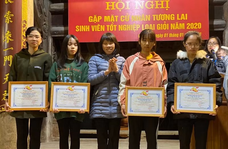 Hội Khuyến học xã Đại Đồng (huyện Thạch Thất, Hà Nội) khen thưởng các sinh viên tốt nghiệp.