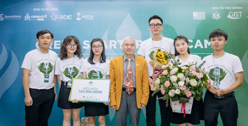 Nhóm Green Leaves - Trường ĐH Tài nguyên Môi trường TPHCM xuất sắc giành ngôi vị Quán quân cuộc thi Green Startup Bootcamp 2021. Ảnh: NVCC