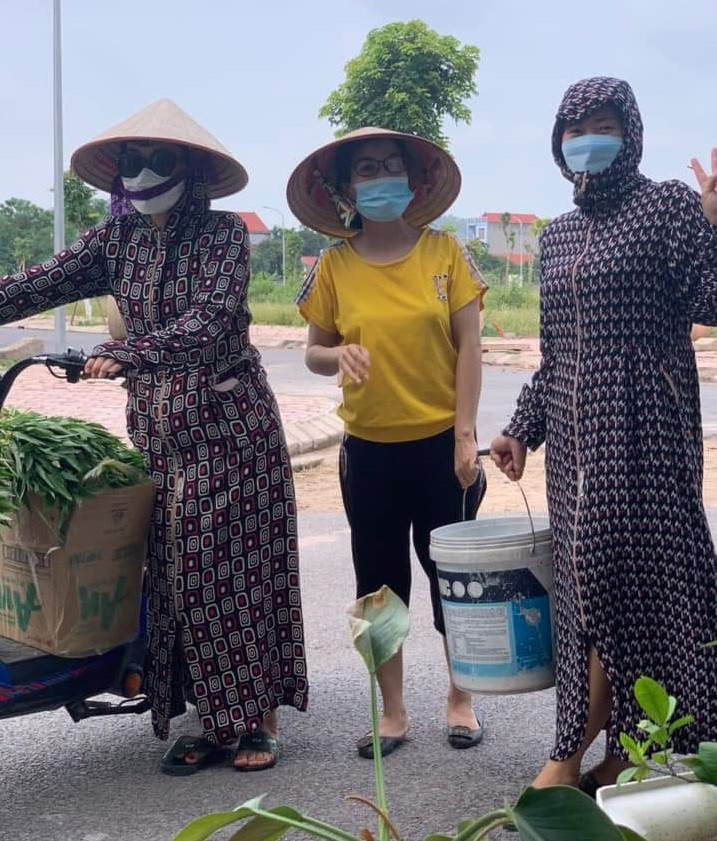 Nhiều loại thực phẩm được chia đều cho mọi nhà. Nhiều loại thực phẩm được chia đều cho mọi nhà.
