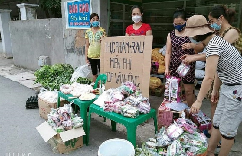 Những gói lương thực đã được chuẩn bị sẵn để mọi người đến lấy.