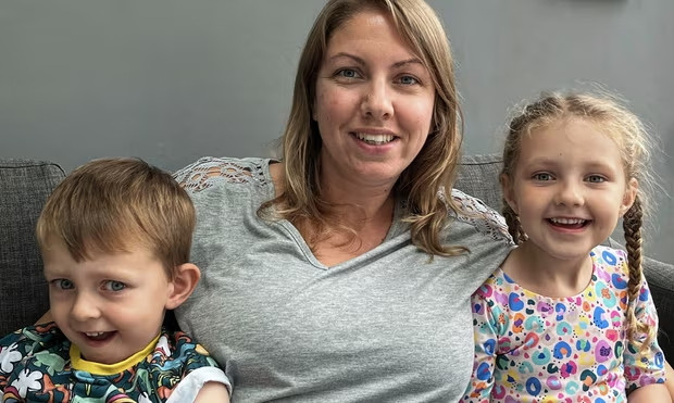 Nữ phụ huynh Alex Thomas cùng hai con. Nữ phụ huynh Alex Thomas cùng hai con.