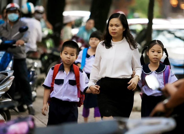 Cha mẹ cần nắm bắt tâm lý để giúp con tự tin hơn khi tháo khẩu trang xuống. Ảnh minh họa: INT.