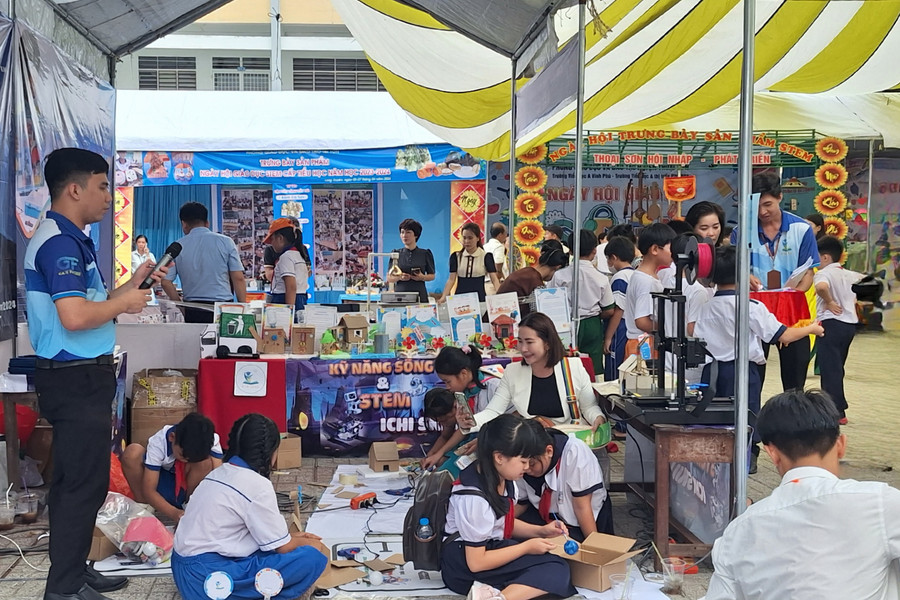 Học sinh tham gia phần thi thiết kế và chế tạo sản phẩm STEM tại Ngày hội. Học sinh tham gia phần thi thiết kế và chế tạo sản phẩm STEM tại Ngày hội.