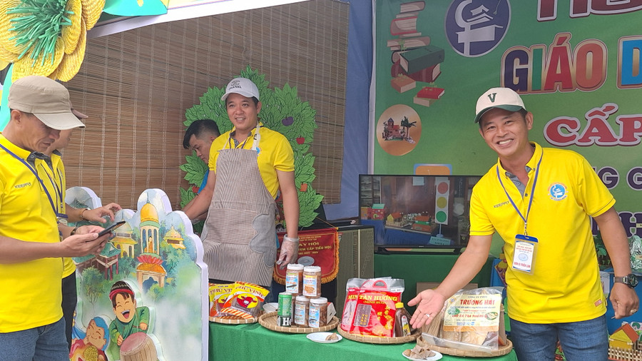 Góc trưng bày sản vật địa phương tại Ngày hội. Góc trưng bày sản vật địa phương tại Ngày hội.