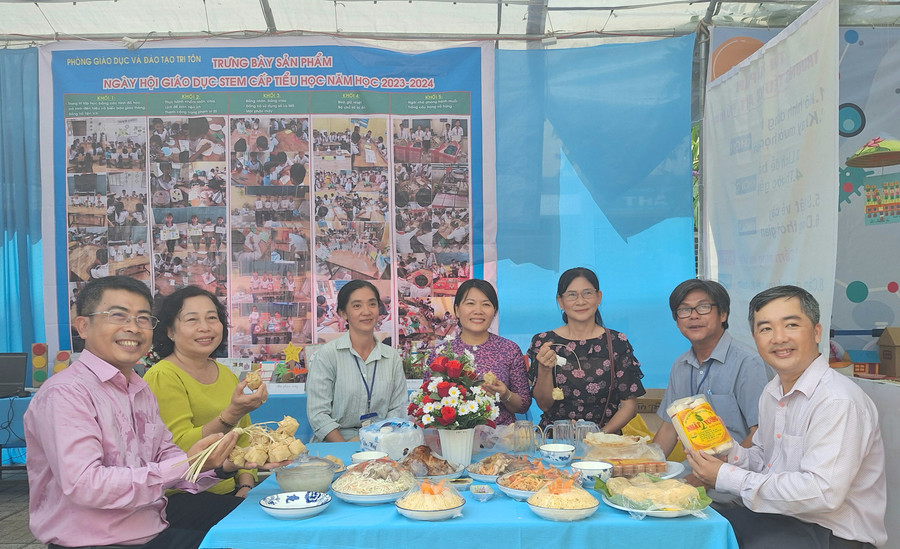 Đại biểu tham quan các gian hàng trưng bày ẩm thực dân gian tại Ngày hội. Đại biểu tham quan các gian hàng trưng bày ẩm thực dân gian tại Ngày hội.
