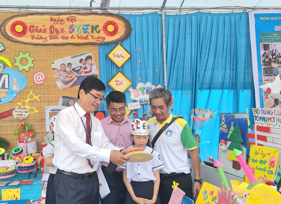 Đại biểu tham quan các gian hàng trưng bày sản phẩm STEM. Đại biểu tham quan các gian hàng trưng bày sản phẩm STEM.