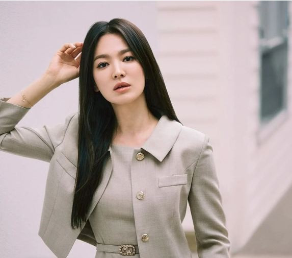 Song Hye Kyo đứng thứ 3 trong Top Nữ diễn viên được tìm kiếm nhiều nhất 2023. Song Hye Kyo đứng thứ 3 trong Top Nữ diễn viên được tìm kiếm nhiều nhất 2023.