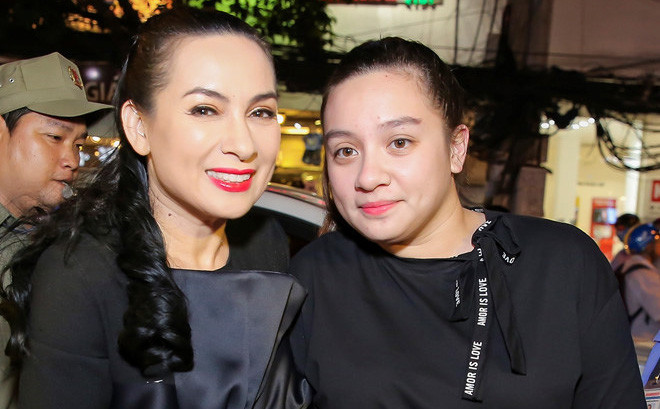 Cố ca sĩ Phi Nhung và cô con gái Wendy Phạm. Cố ca sĩ Phi Nhung và cô con gái Wendy Phạm.
