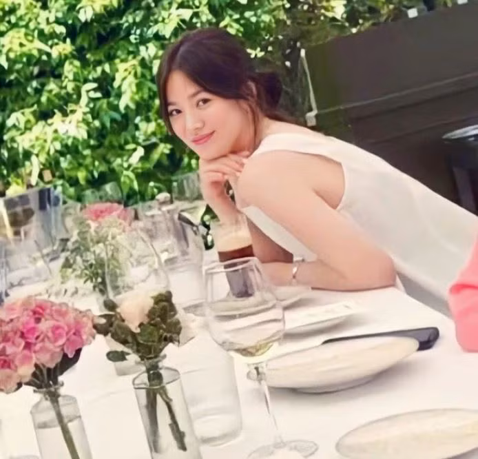 Nhan sắc thật của Song Hye Kyo khiến nhiều người ngỡ ngàng.