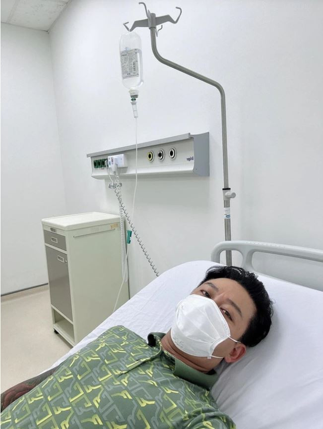 Nam ca sĩ Tuấn Hưng đã phải nhập viện do làm việc quá sức, ăn chay trong 18 ngày.