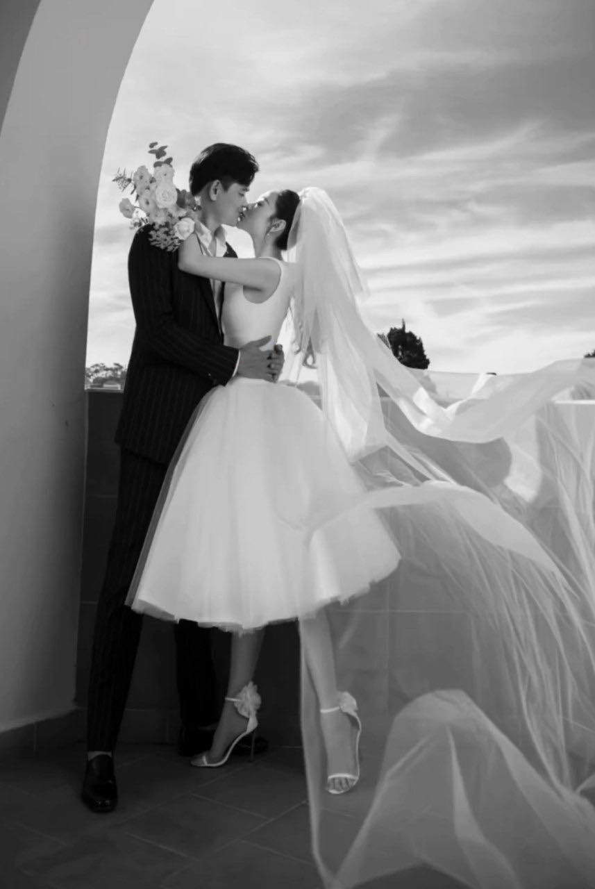 Dù ở tuổi U50 nhưng chồng Minh Hằng vẫn cực kỳ phong độ, không hề chênh lệch so với vợ. Dù ở tuổi U50 nhưng chồng Minh Hằng vẫn cực kỳ phong độ, không hề chênh lệch so với vợ.