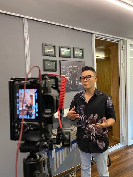 Hoàng Bách tại buổi tập hát ngày 20/6 vừa qua. Hoàng Bách tại buổi tập hát ngày 20/6 vừa qua.