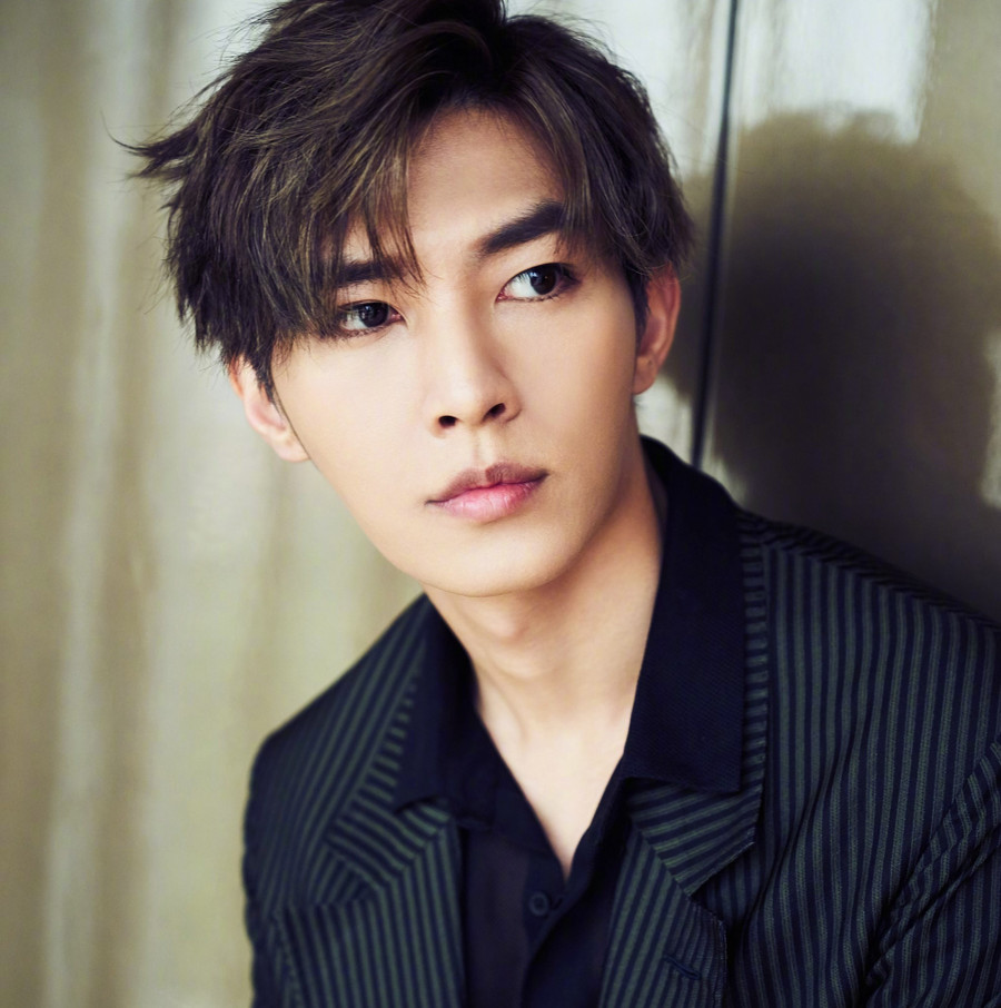 Ca sĩ Viêm Á Luân bị tố quấy rối thanh niên 17 tuổi.